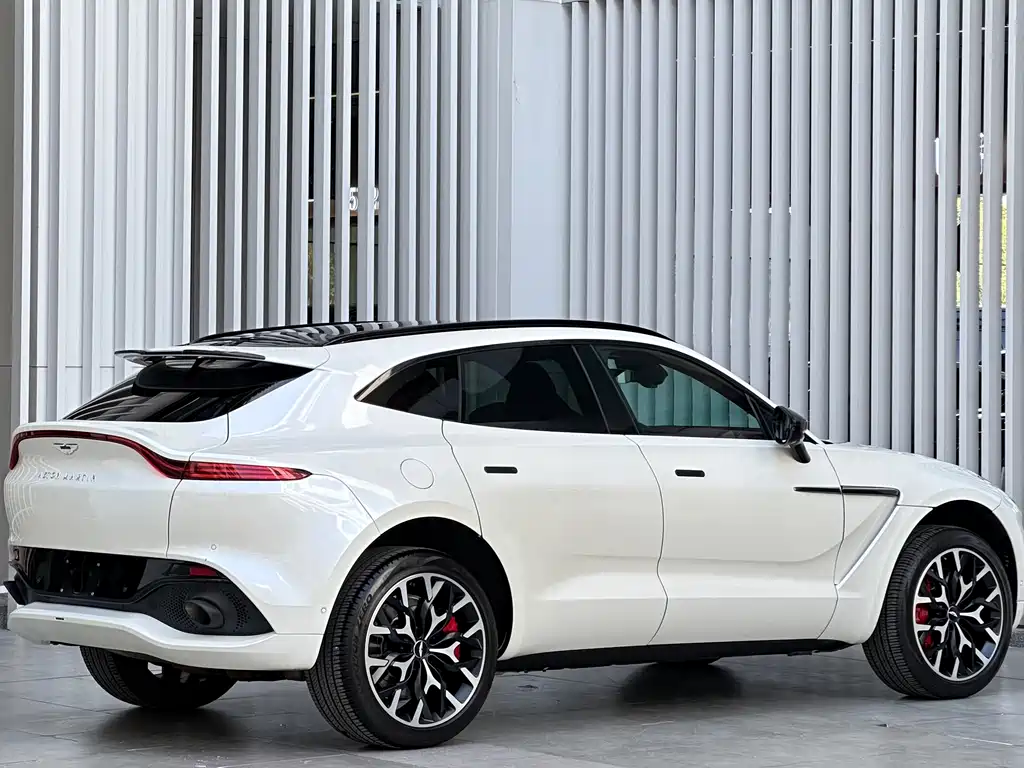 ASTON MARTIN DBX