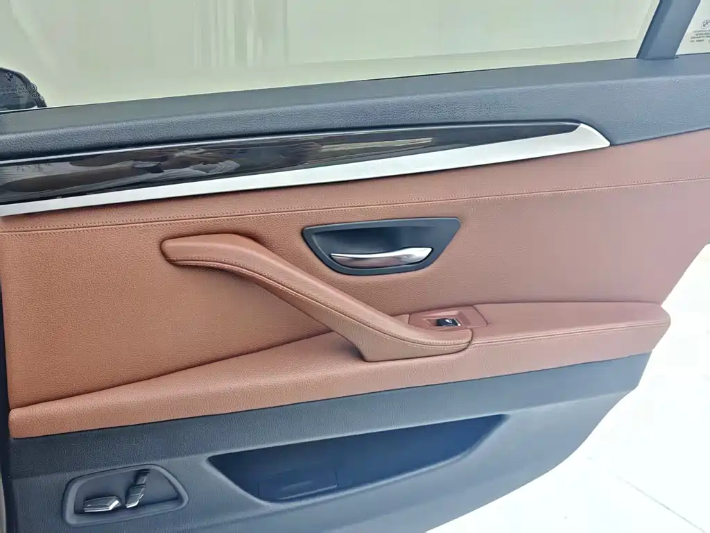 BMW 5 Series — миниатюра 12