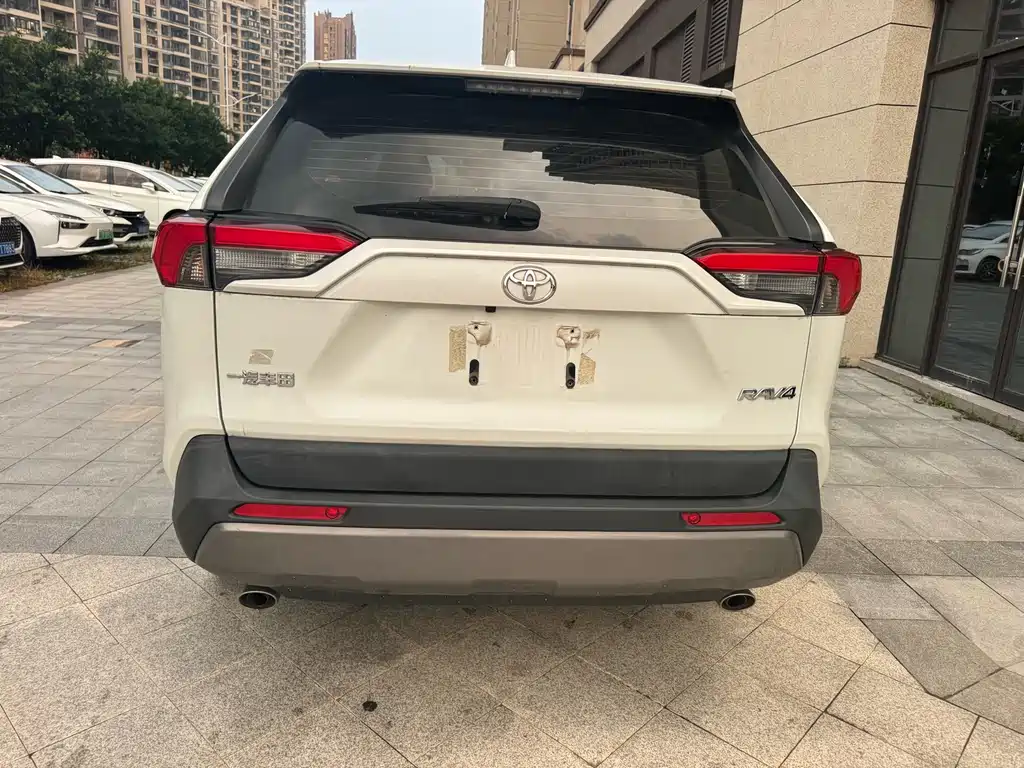 Toyota RAV4 — миниатюра 5