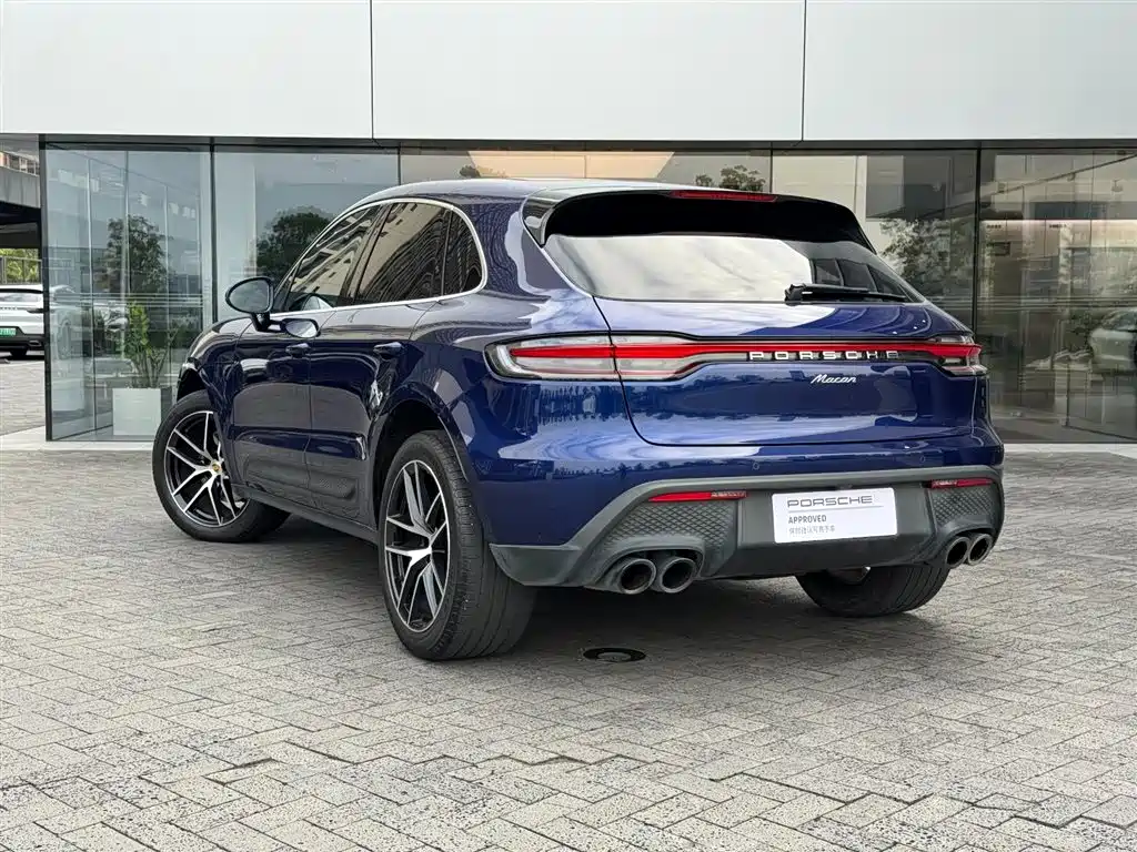 PORSCHE MACAN