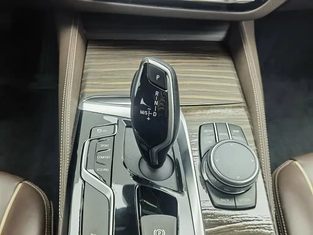 BMW 5 Series — миниатюра 13