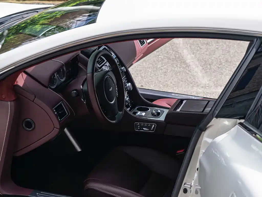 Aston Martin Rapide — миниатюра 8