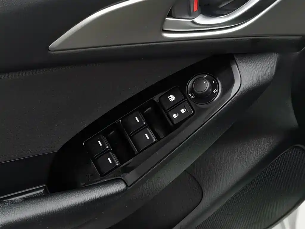 Mazda Mazda3 3 2017 1.5L AT Luxury V