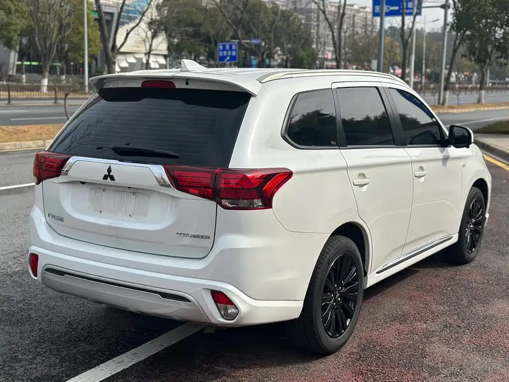 MITSUBISHI OUTLANDER