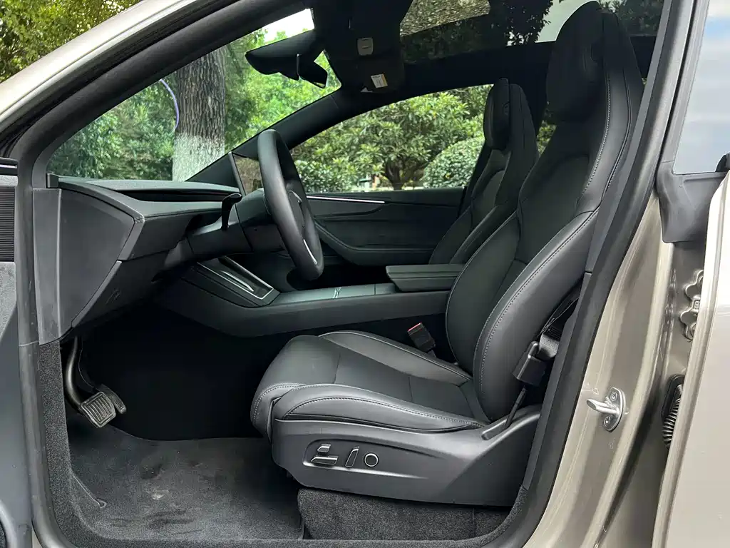 Tesla Model Y L — миниатюра 5