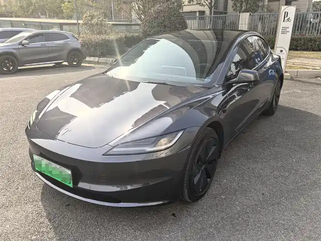 TESLA MODEL 3 2024