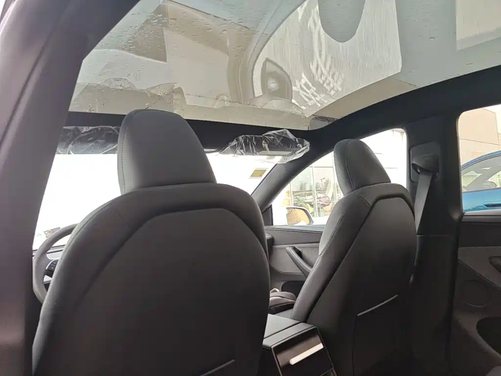 Tesla Model Y — миниатюра 18