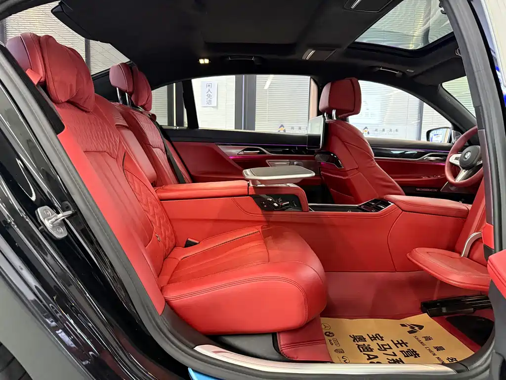 BMW 7 Series — миниатюра 10