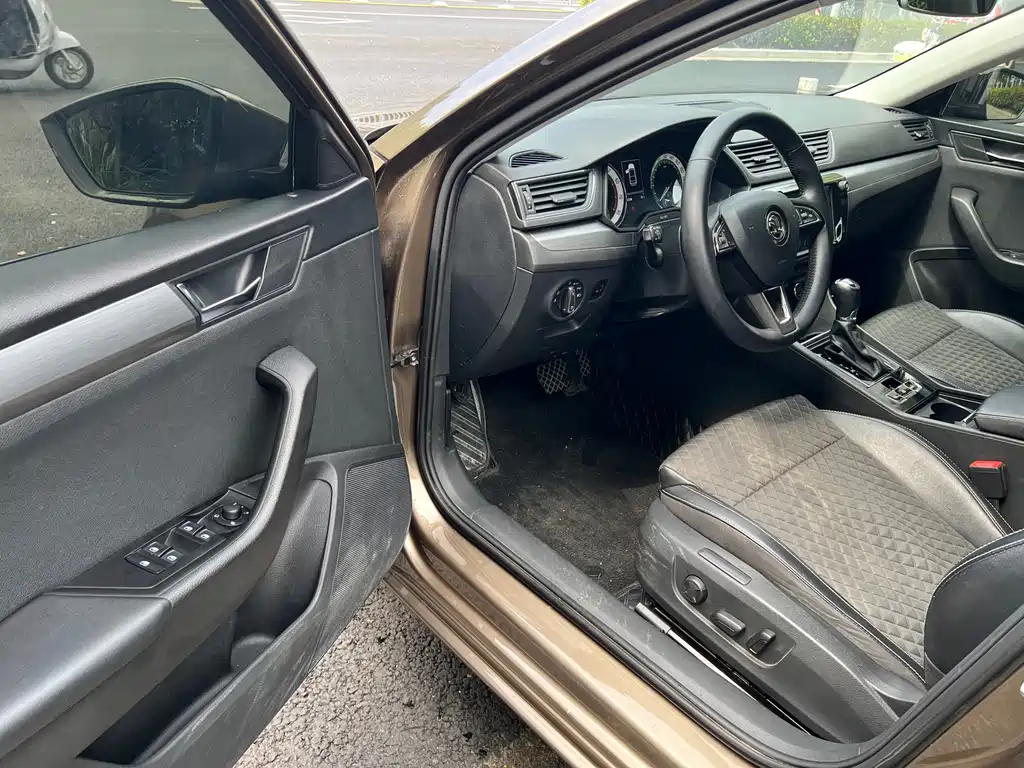 Skoda Superb — миниатюра 8