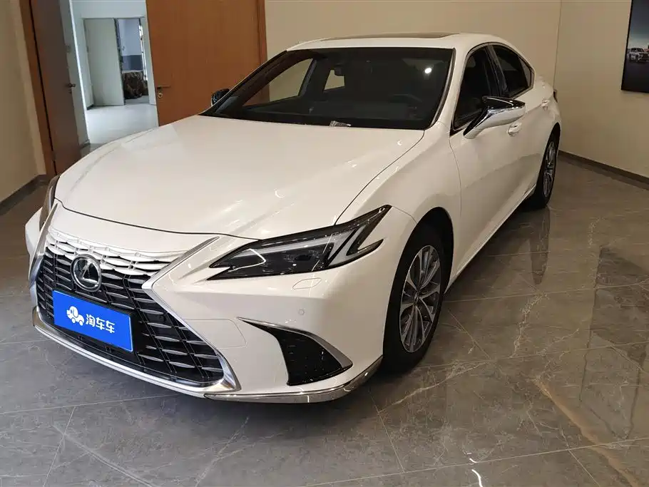 Lexus ES 2025