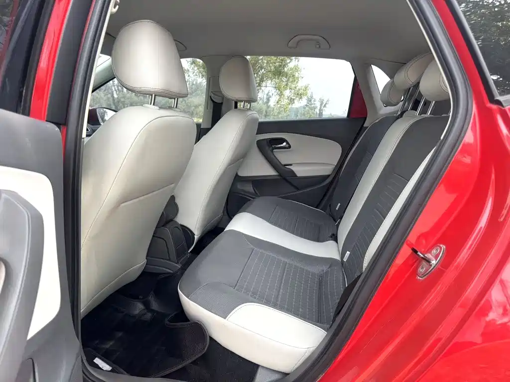 Volkswagen Polo 2014 1.4L AT Comfort