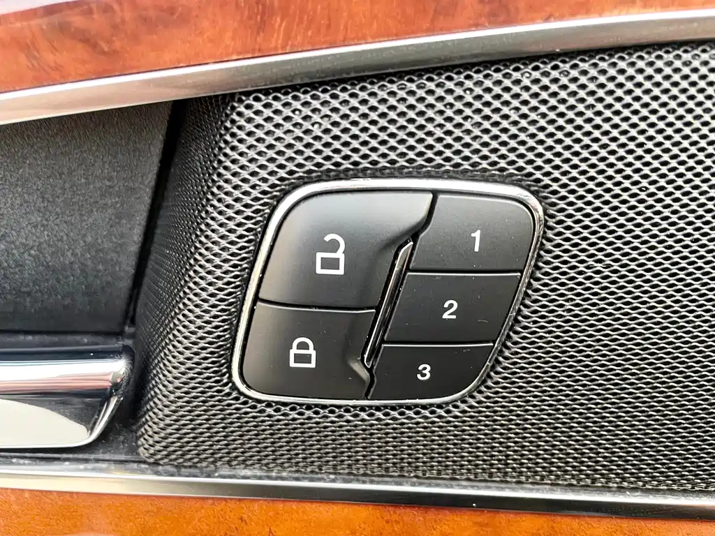 LINCOLN NAVIGATOR (IMPORT)