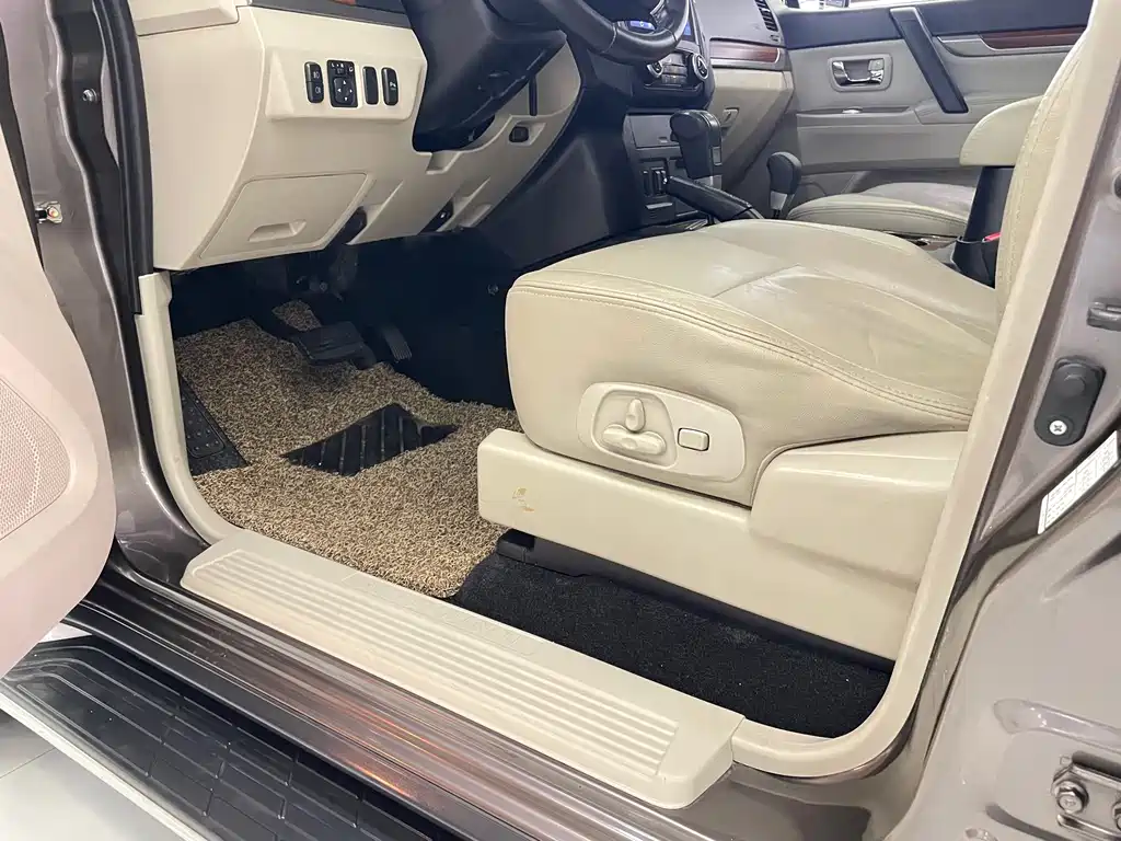 Mitsubishi Pajero (Import) — миниатюра 29