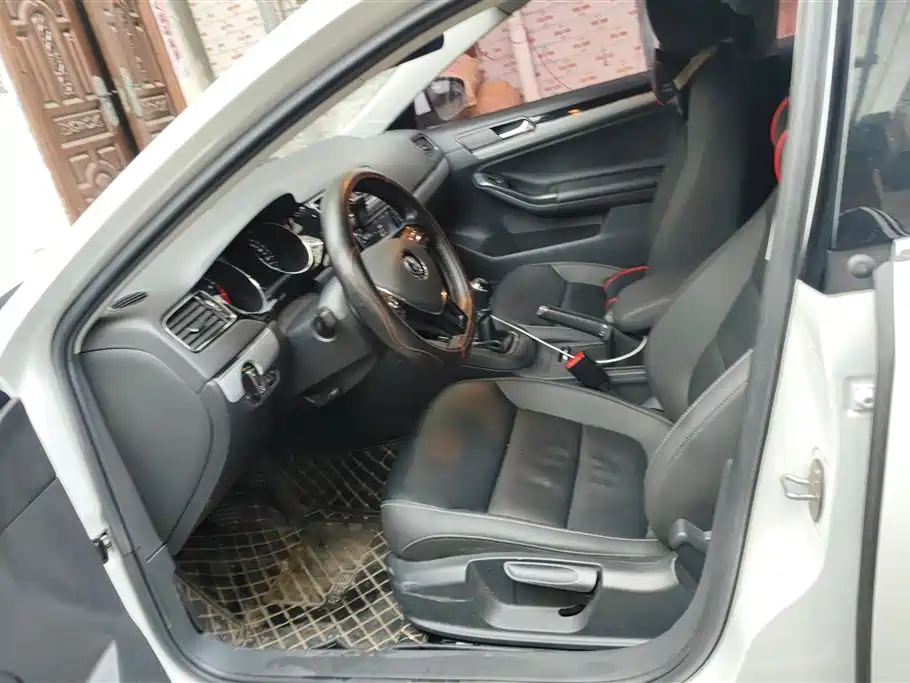 Volkswagen Sagitar 2018 1.6L MT Comfort