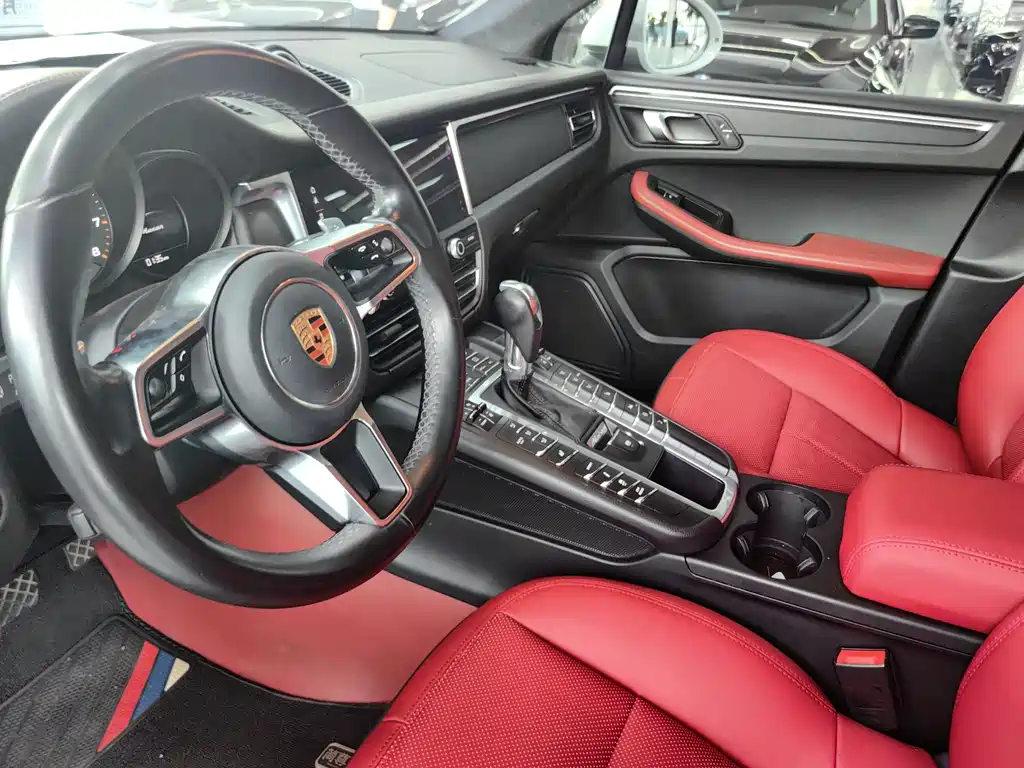 PORSCHE MACAN