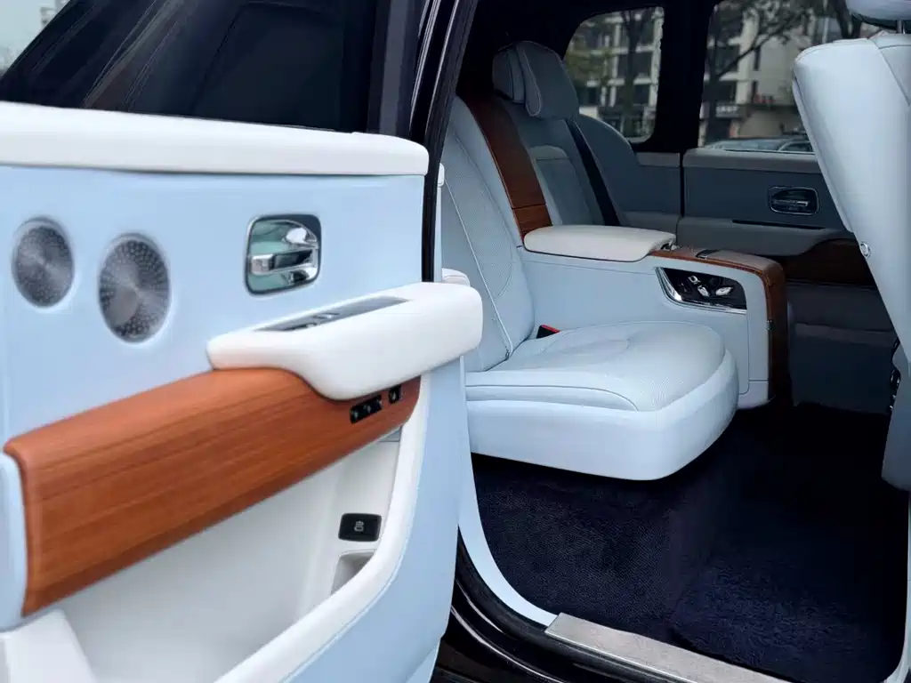 Rolls-Royce Cullinan 2018 мест