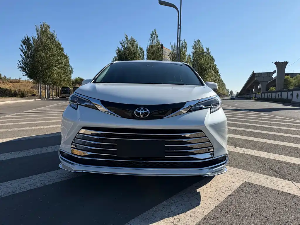 Toyota Sienna — миниатюра 2