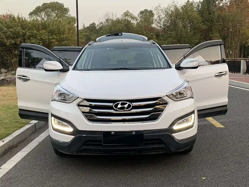 Hyundai Santa Fe 2015 2.4L AT 5 мест