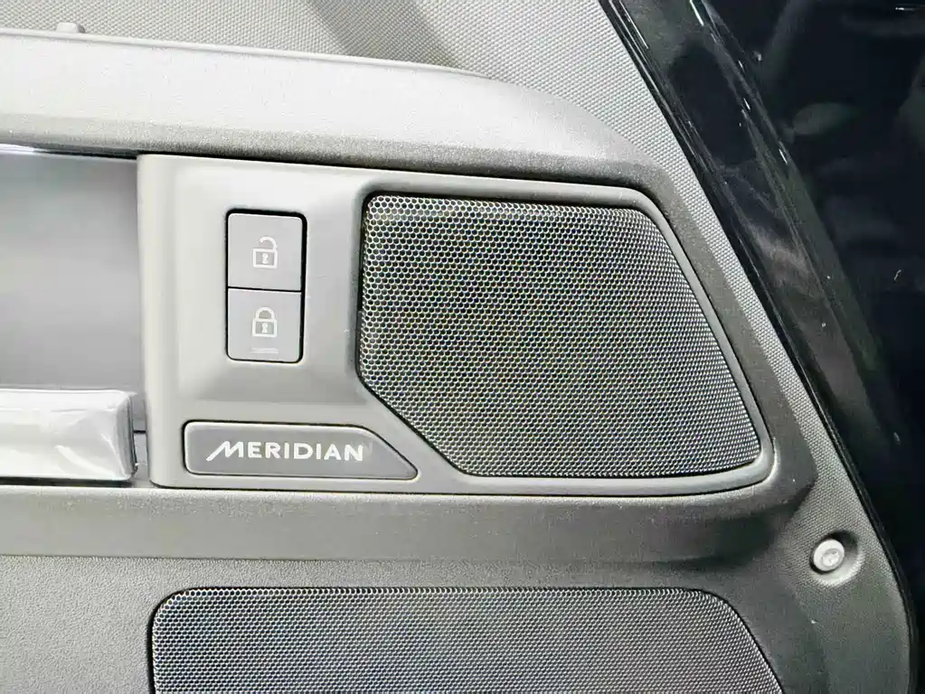 Land Rover Defender — миниатюра 7
