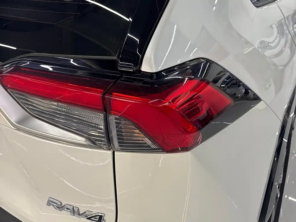 Toyota RAV4 — миниатюра 11