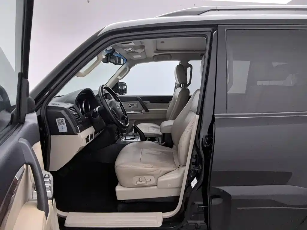 Mitsubishi Pajero (Import) — миниатюра 10