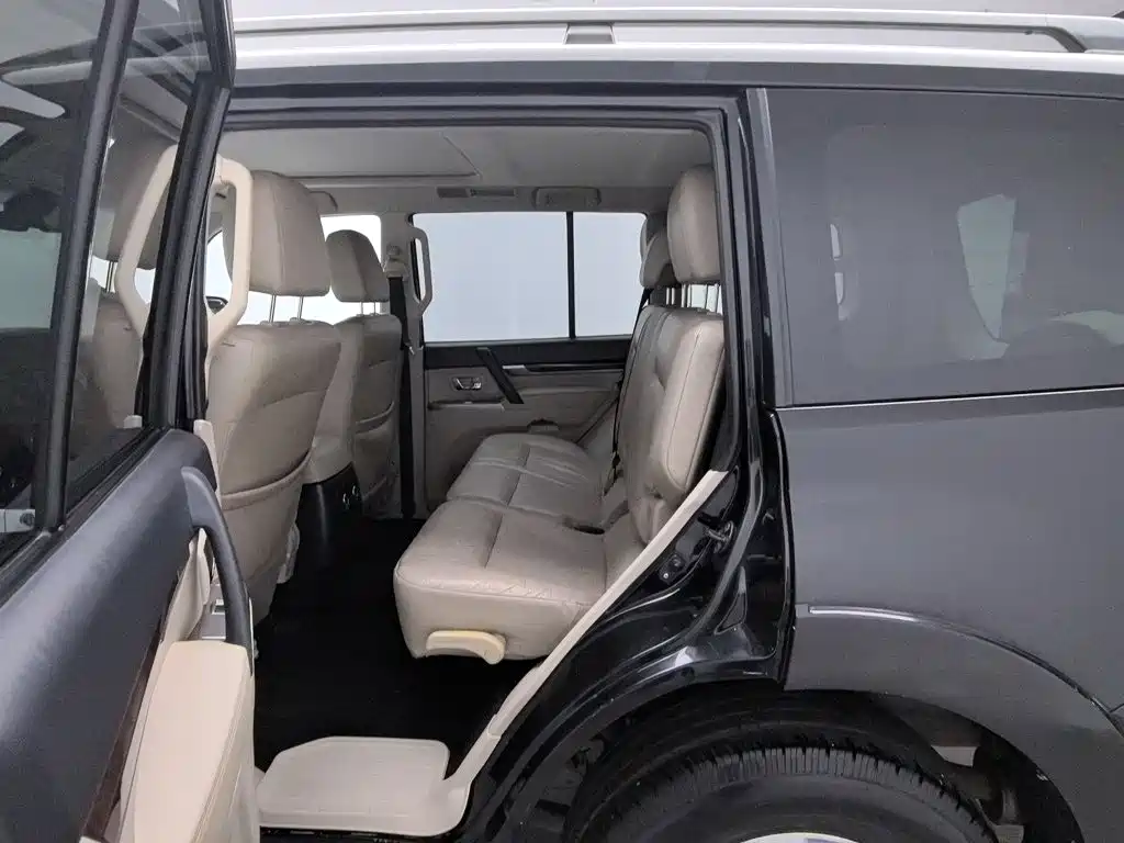 Mitsubishi Pajero (Import) — миниатюра 15