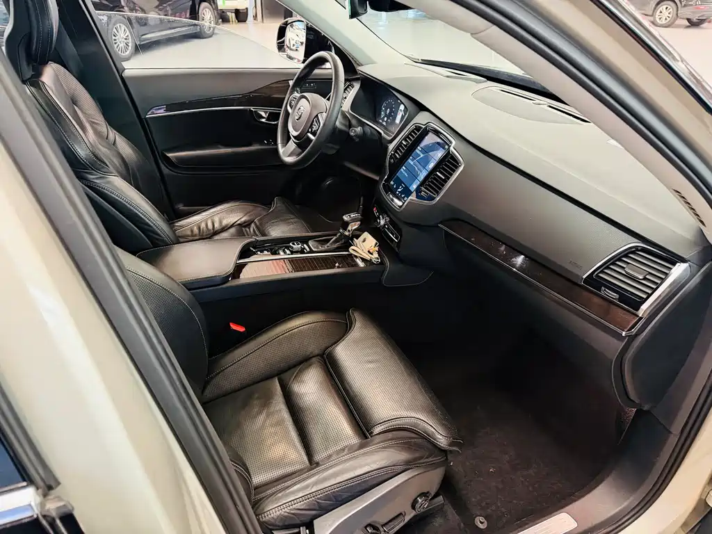 Volvo XC90 2015 T6 5 мест