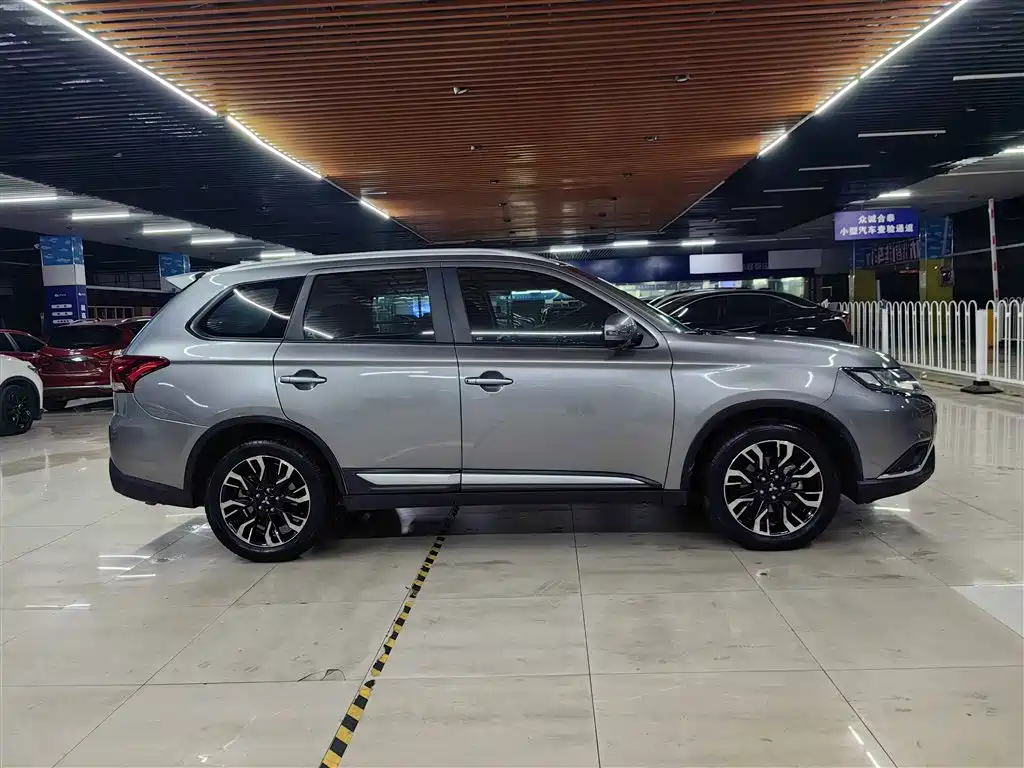 MITSUBISHI OUTLANDER