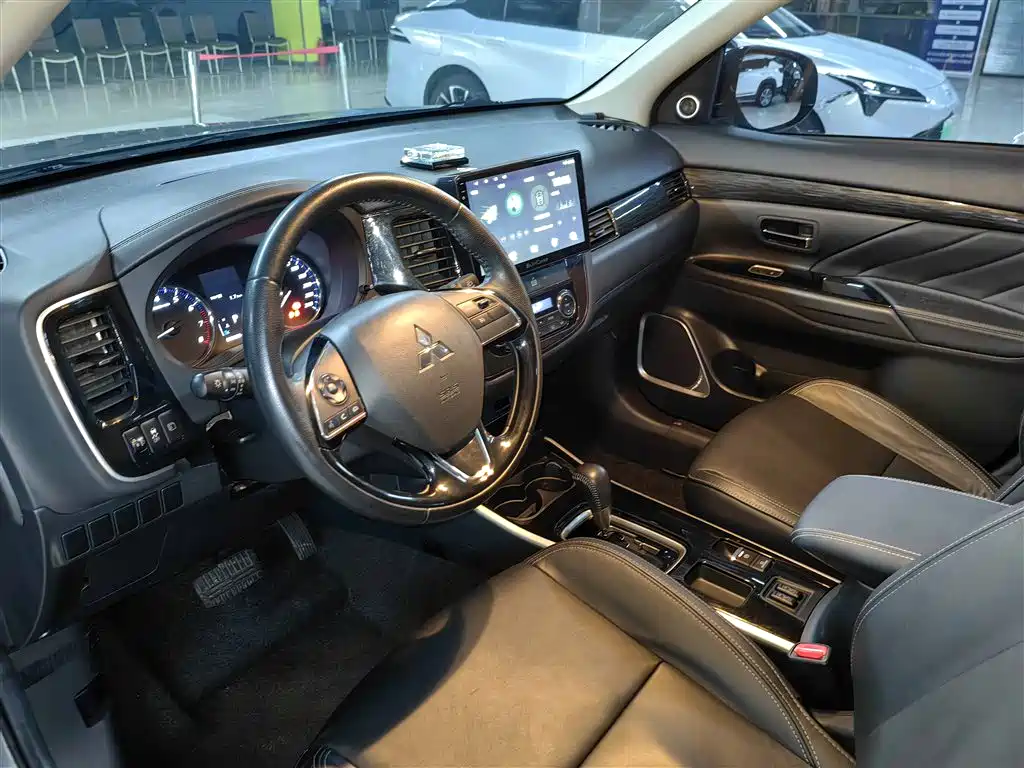 MITSUBISHI OUTLANDER