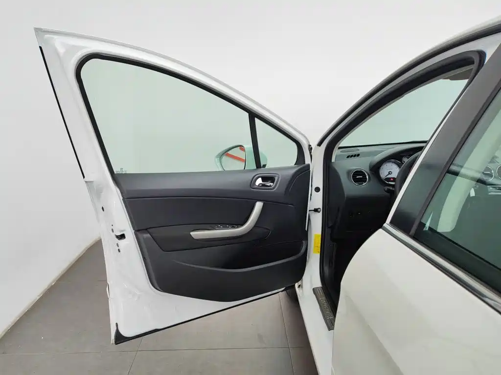 Peugeot 408 2013 2.0L AT Comfort