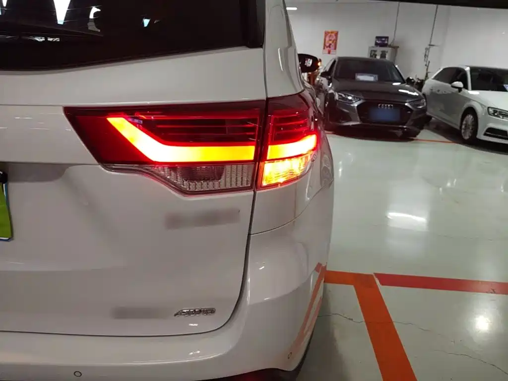 Toyota Highlander 2018 2.0T Luxury 7 мест V