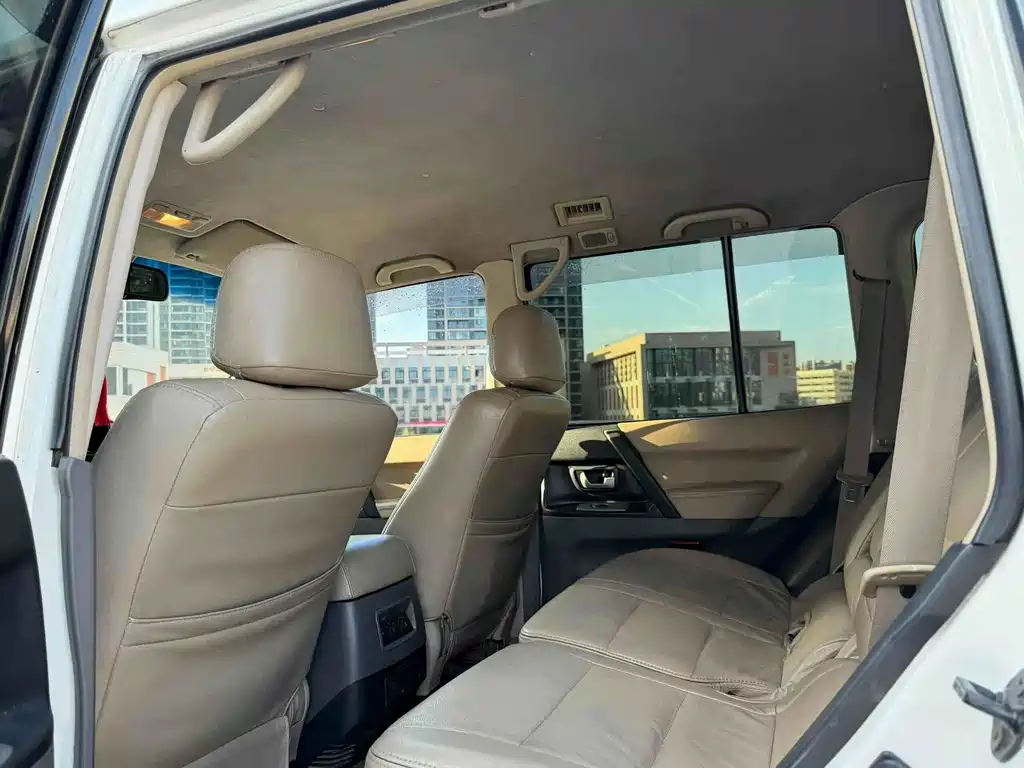 Mitsubishi Pajero — миниатюра 5
