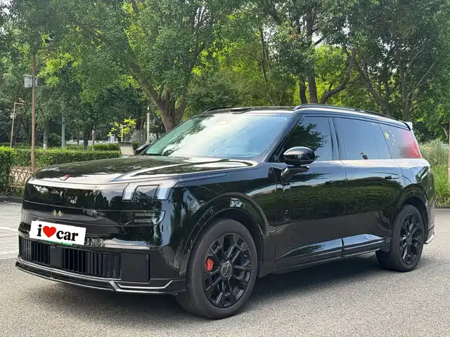 2025 Lynk & Co 900