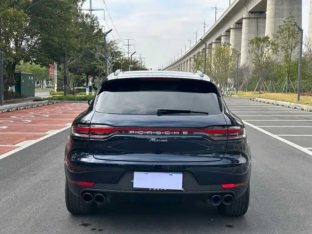 PORSCHE MACAN