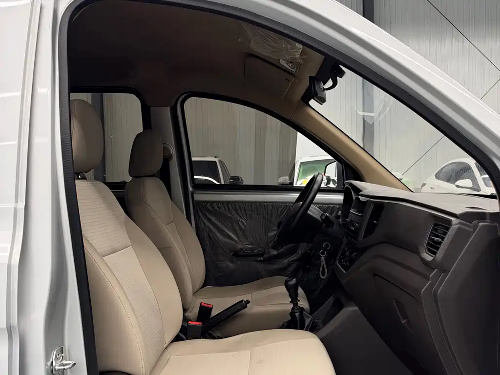 Wuling Hongguang V — миниатюра 4