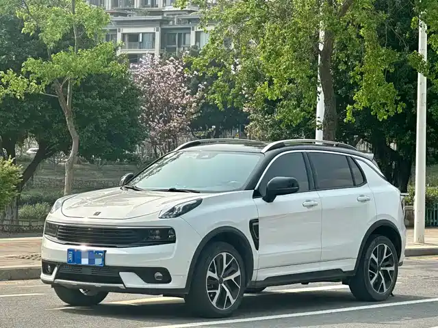 2019 Lynk & Co 01