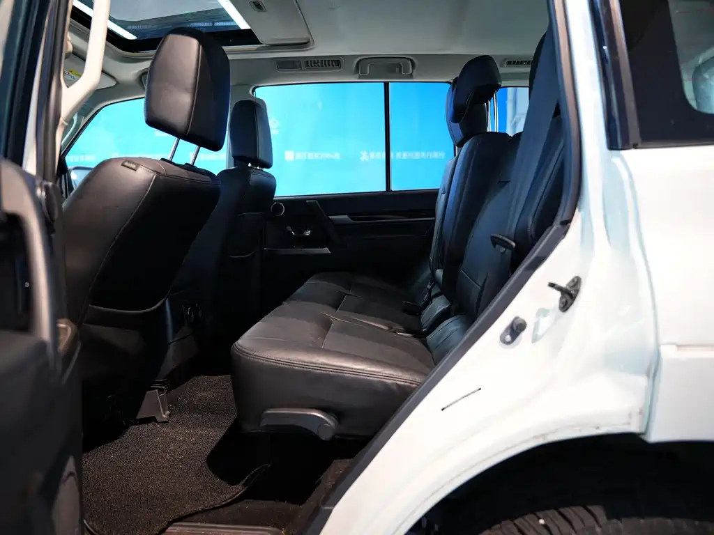 Mitsubishi Pajero (Import) — миниатюра 5