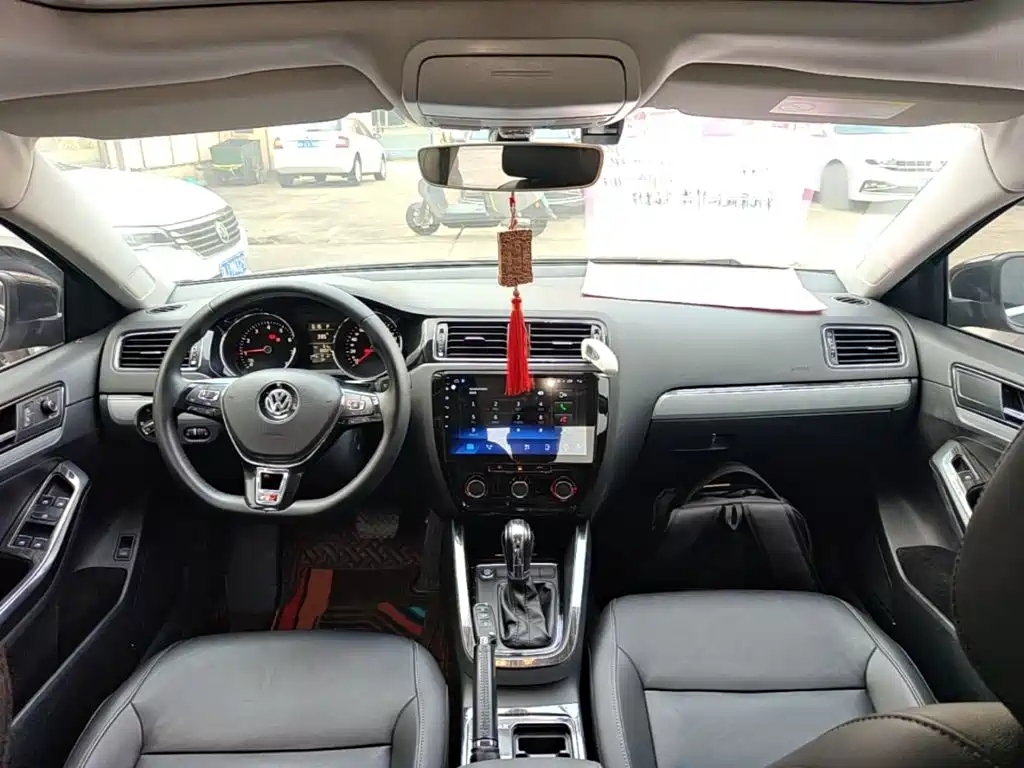 Volkswagen Sagitar 2018 1.6L AT Comfort