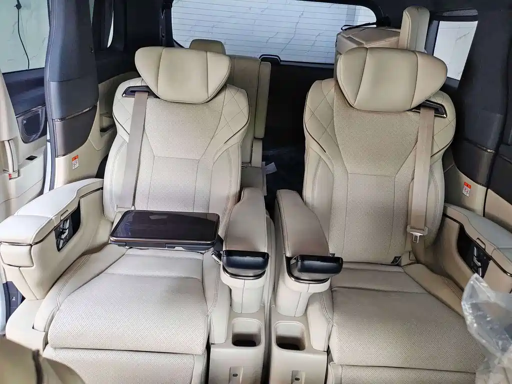 Toyota Alphard — миниатюра 12