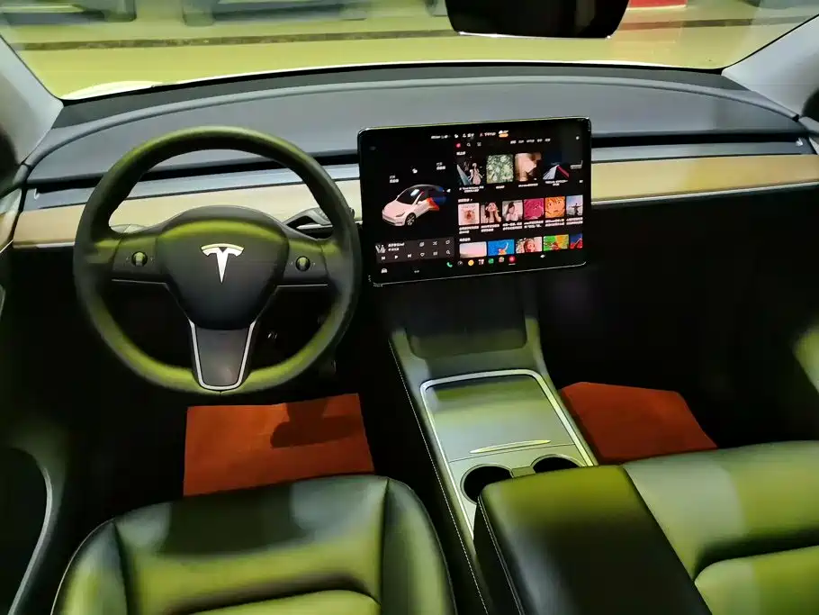 Tesla Model Y — миниатюра 12