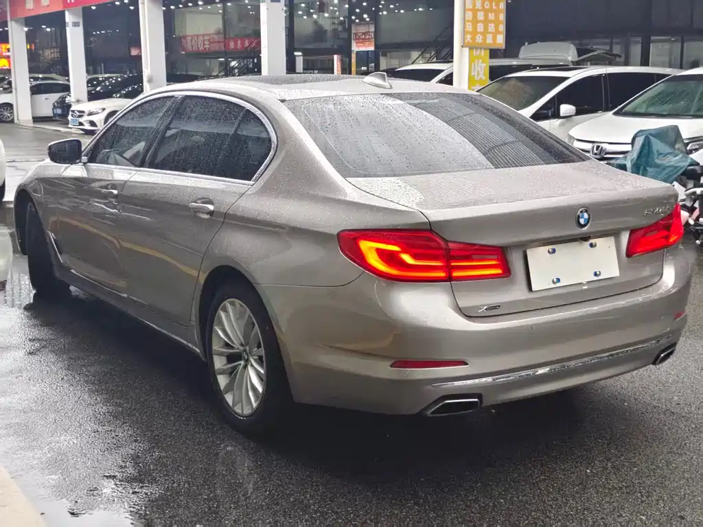 BMW 5 Series — миниатюра 7