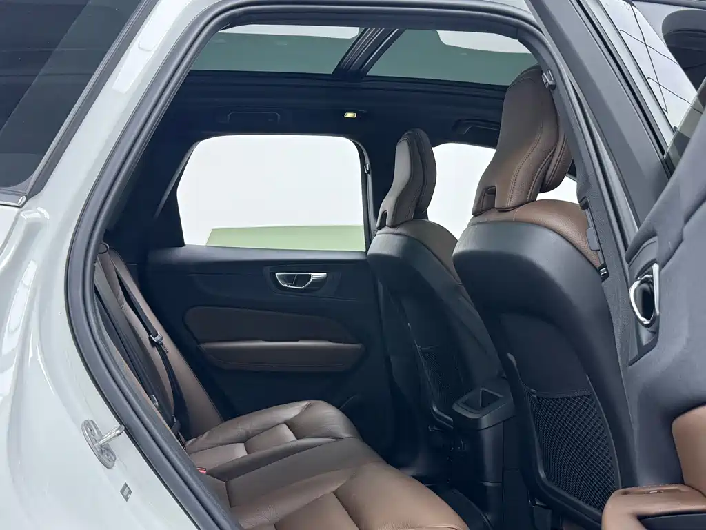 Volvo XC60 PHEV — миниатюра 9