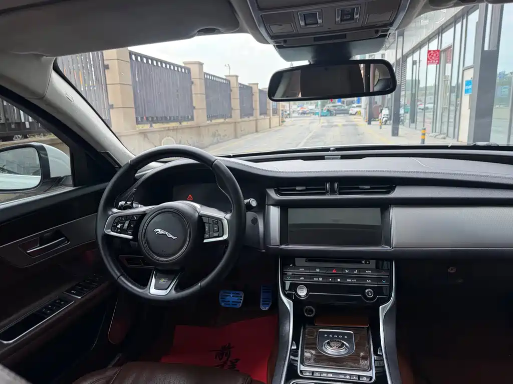 Jaguar XFL — миниатюра 6