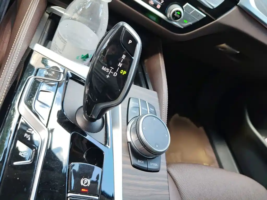 BMW 5 Series — миниатюра 7