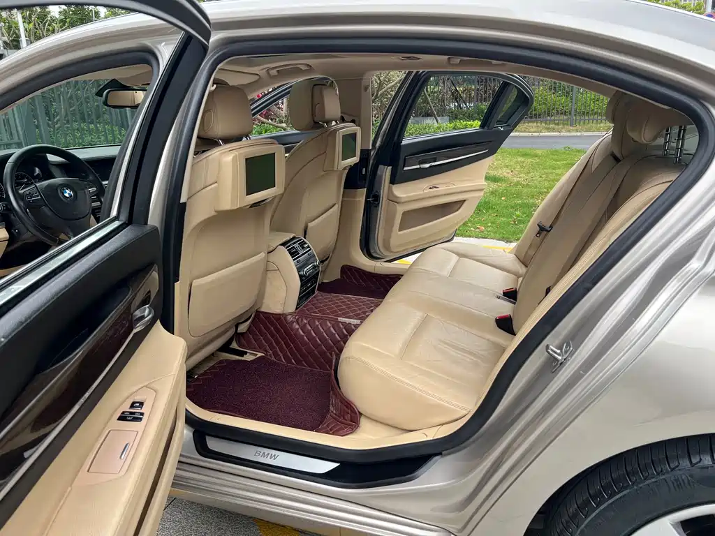 BMW 7 Series — миниатюра 11