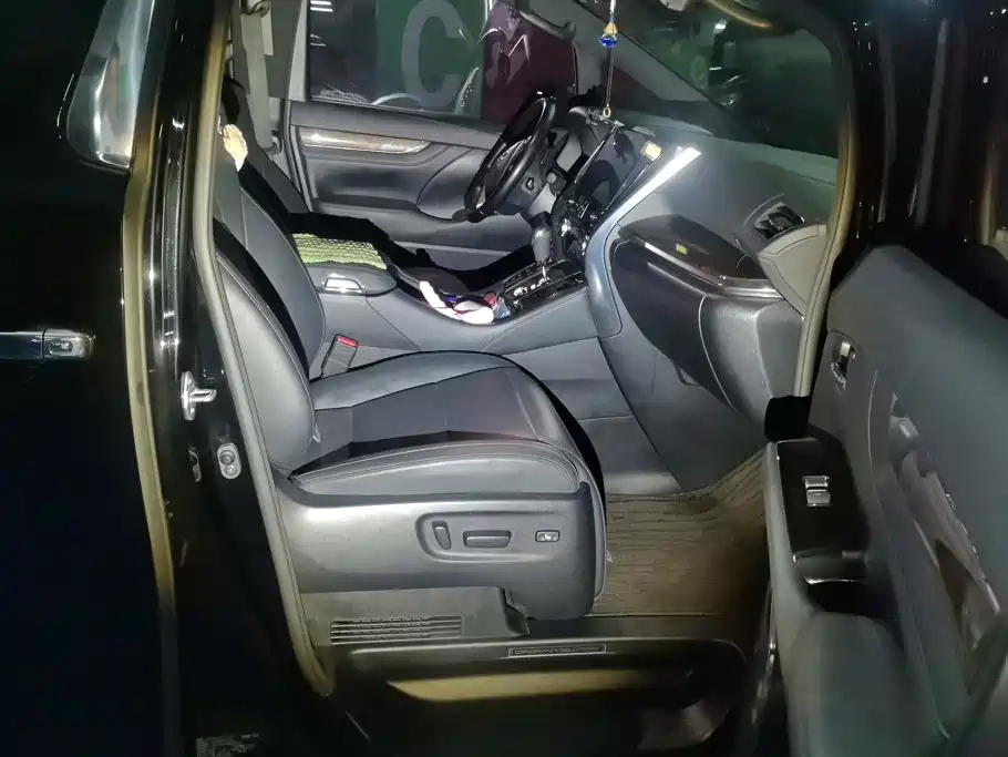Toyota Vellfire — миниатюра 8