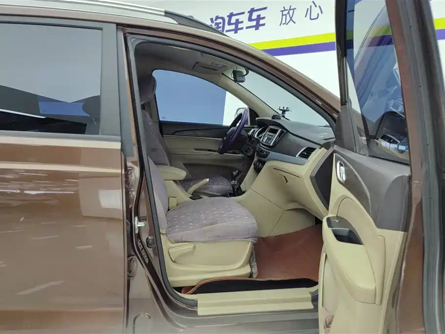 Baojun 730 2016 1.5L MT 7 мест