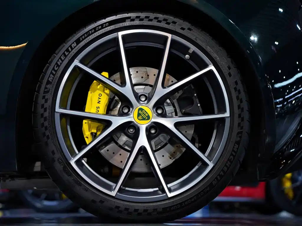 Lotus Emira — миниатюра 4