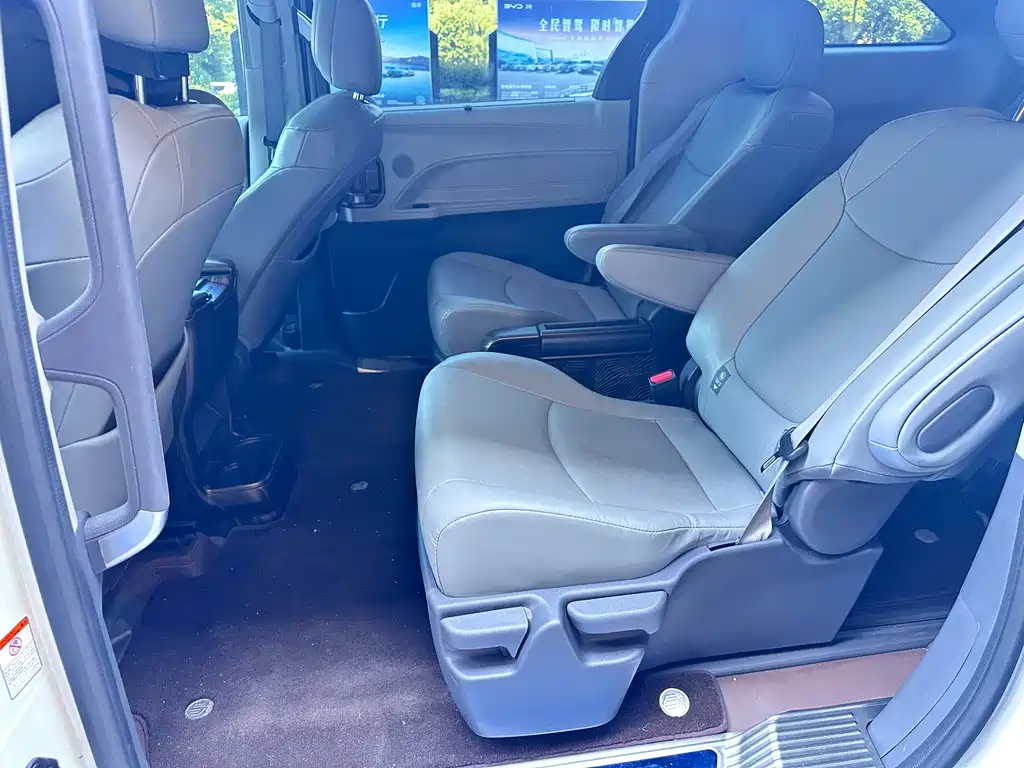 Toyota Granvia — миниатюра 7
