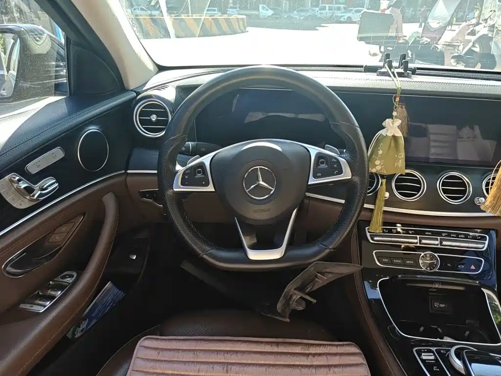 Mercedes-Benz E-Class — миниатюра 11